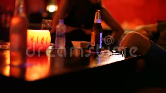 不明身份的年轻人在酒吧里喝啤酒聊天视频的预览图