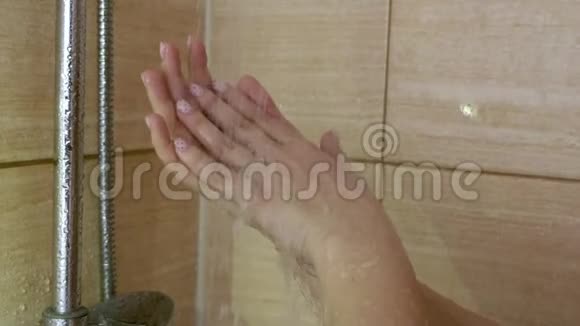 年轻女子正在洗澡视频的预览图