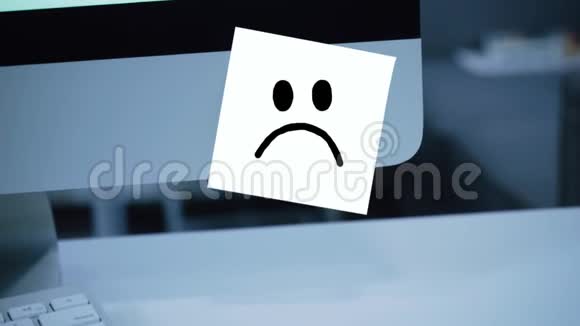 悲伤的微笑显示器贴纸上画着一张悲伤的脸视频的预览图