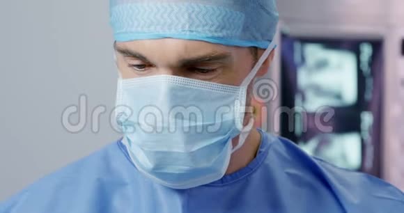 在医院工作的医务专业人员视频的预览图