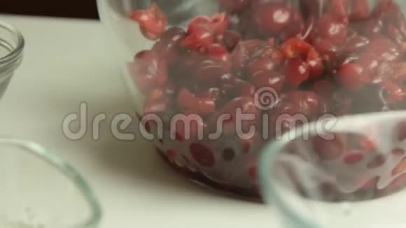 女人做樱桃派食谱视频的预览图