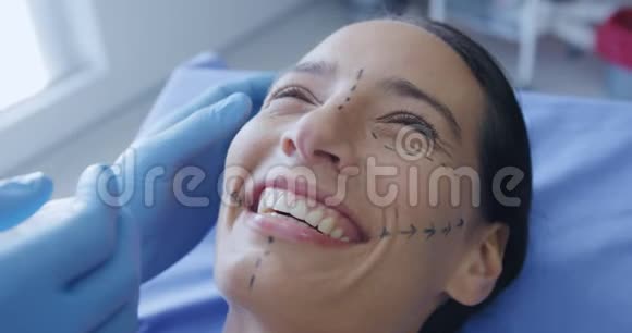 女性美容手术病人视频的预览图