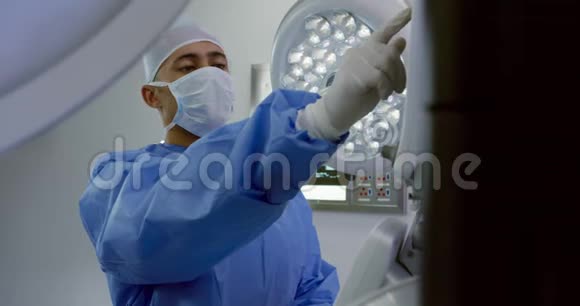 医疗专业人员在医院工作视频的预览图