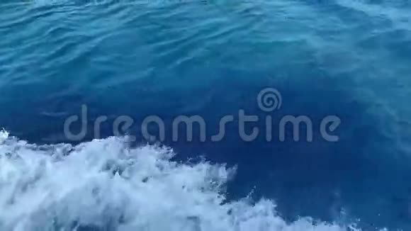 蓝色海水带船迹视频的预览图