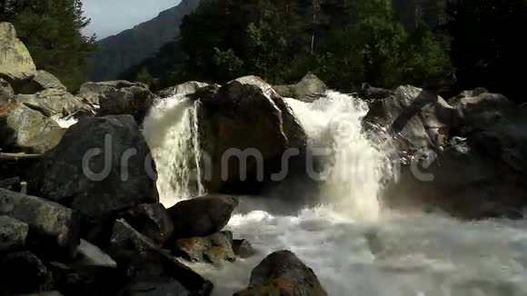 河流一股汹涌的洪流在岩石间流淌视频的预览图