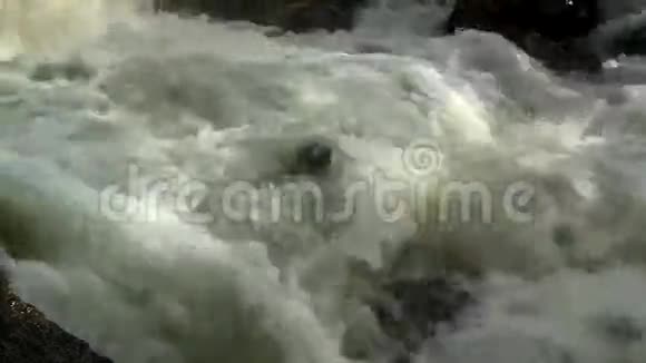 河流一股汹涌的洪流在岩石间流淌视频的预览图