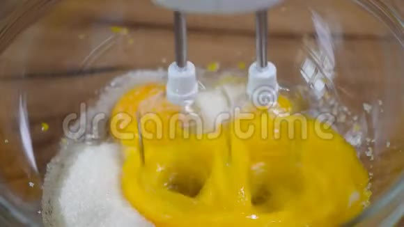 鸡蛋和糖在混合碗准备烘焙视频的预览图