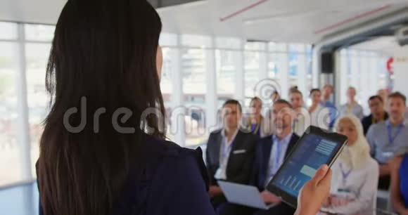 女演讲者在商业研讨会上向听众讲话视频的预览图