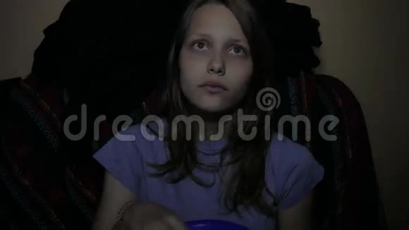 女孩在电影院看电影4UHDK视频的预览图