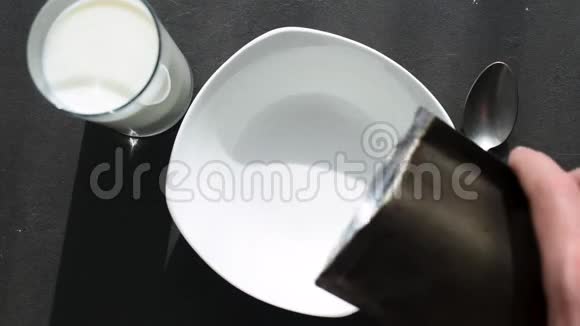 早餐吃麦片和牛奶视频的预览图
