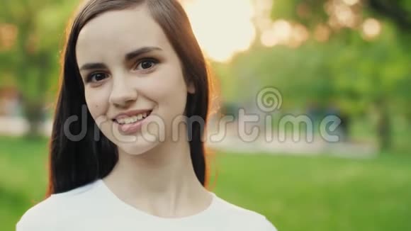 年轻女子的肖像视频的预览图