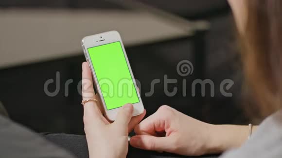 女士手持蓝屏智能手机视频的预览图