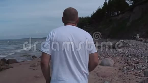在海边拿着登山杖徒步旅行者视频的预览图