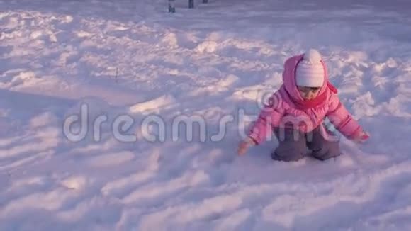 在雪地里玩耍的小孩子视频的预览图