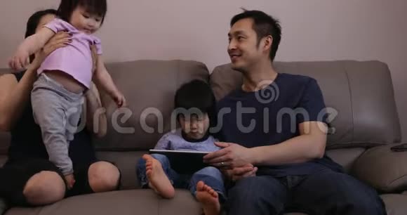 家庭享受时光一起在家放松视频的预览图