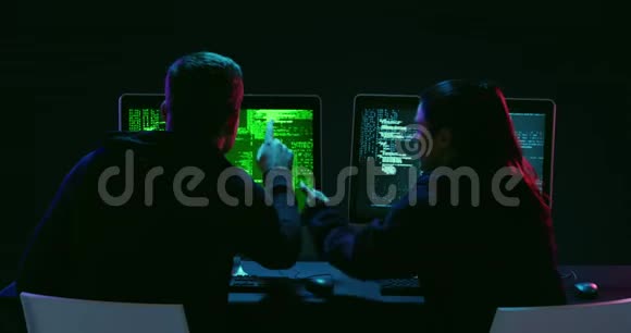男人和女人在电脑上工作视频的预览图