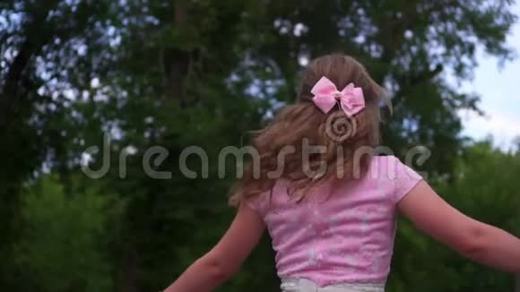 公园里穿衬衫的漂亮女孩视频的预览图
