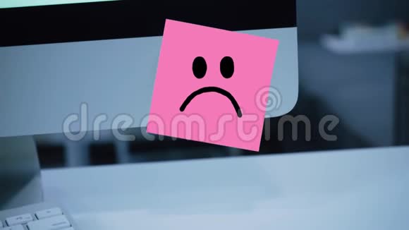 悲伤的微笑显示器贴纸上画着一张悲伤的脸视频的预览图