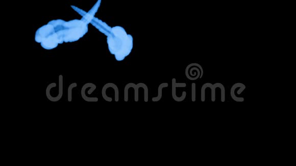许多流动的荧光蓝墨水或烟雾隔离在黑色的缓慢运动蓝色混合在水中用途视频的预览图