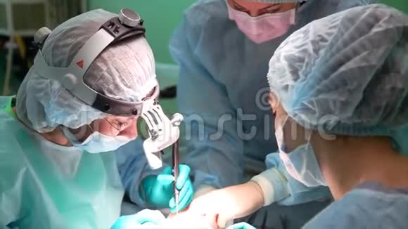 外科医生正在做一个眼睛的手术特写矫正眼睛医生做了眼睑整形手术视频的预览图