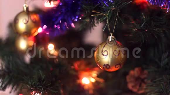 光明和金色圣诞球视频的预览图