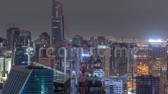 迪拜码头摩天大楼和朱美拉湖塔从最高空中夜晚时间在阿拉伯联合酋长国视频的预览图