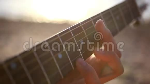 手指音乐家在海滩上弹吉他视频的预览图