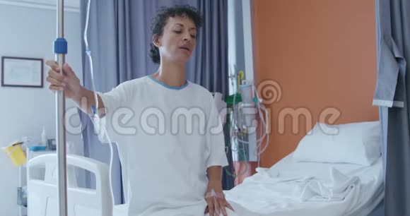 坐在病床上的女性病人视频的预览图
