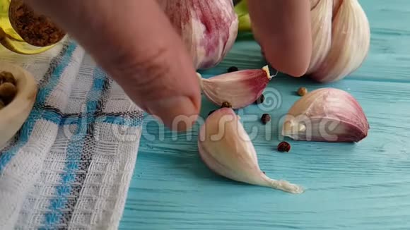 大蒜黑胡椒调味美食烹饪桌油营养芳香蓝木视频的预览图