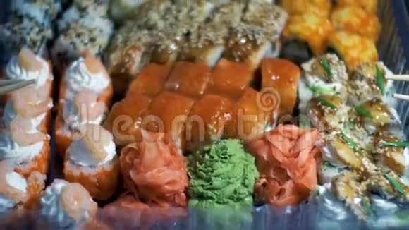 塑料盒子里的寿司视频的预览图