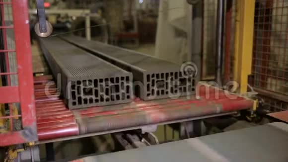 积木砖块制作在一个砖块生产工厂用砖块输送视频的预览图