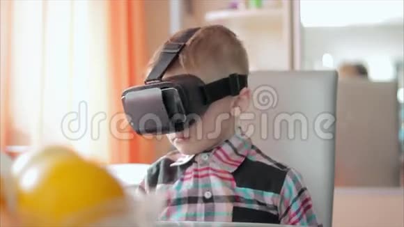 小男孩使用虚拟现实耳机头盔他印象深刻视频的预览图