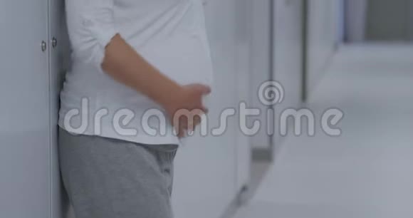 孕妇站在医院里视频的预览图