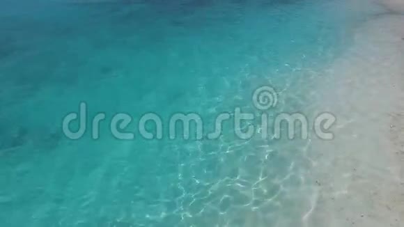 海水溅到海滩上视频的预览图