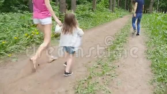 可爱的女婴和父母在公园散步视频的预览图