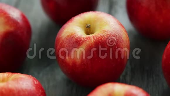 成熟的苹果放在桌子上视频的预览图