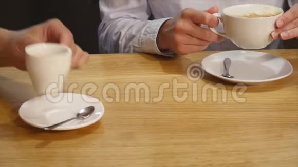 两个人在咖啡馆里喝着咖啡笑着视频的预览图