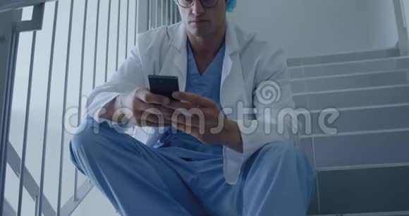 医疗专业人员在医院工作视频的预览图