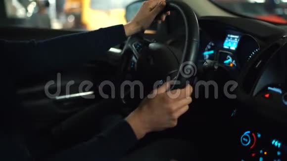 男子驾驶创新的自动驾驶汽车使用自动驾驶仪在街上停车视频的预览图