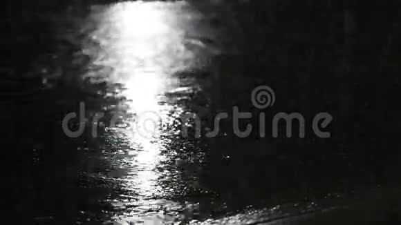 泰国Samutprakarn下雨天的夜间交通灯视频的预览图