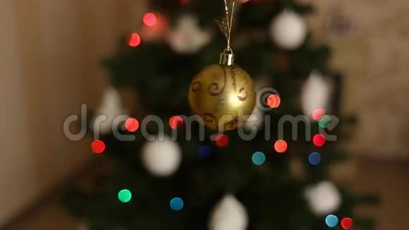 光明和金色圣诞球视频的预览图