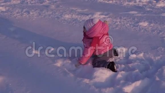 在雪地里玩耍的小孩子视频的预览图