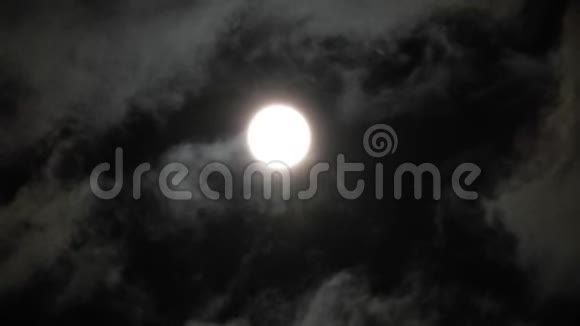 满月乌云在夜空中掠过视频的预览图