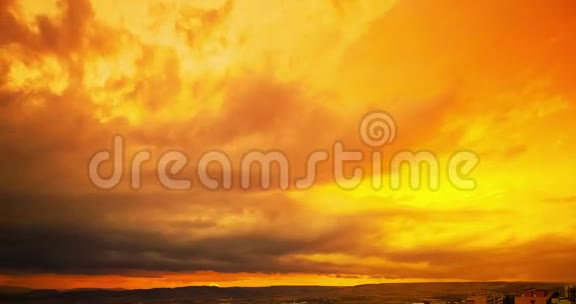 夕阳的背景下夕阳落在云层后面时光流逝温暖多彩的天空视频的预览图
