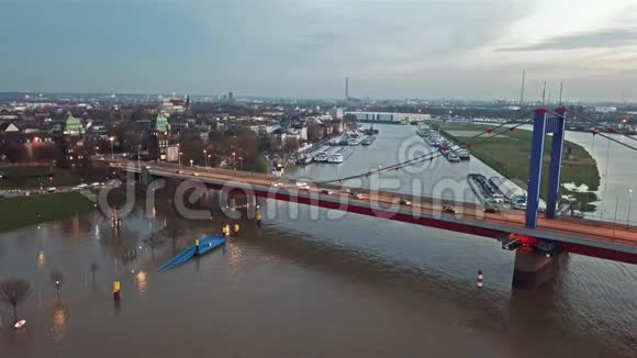 从空中俯瞰杜伊斯堡市2018年1月洪水期间的天际线视频的预览图