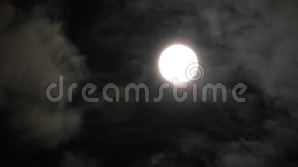 满月乌云在夜空中掠过视频的预览图
