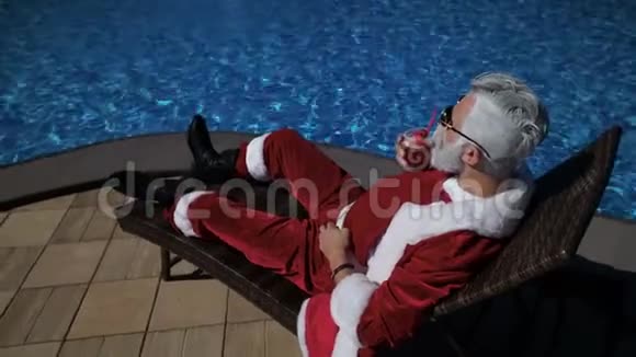 圣诞老人在游泳池里避暑视频的预览图