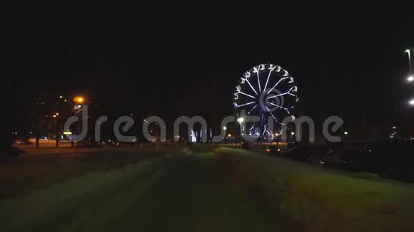 摩天轮在漆黑的夜空下旋转着游乐园视频的预览图