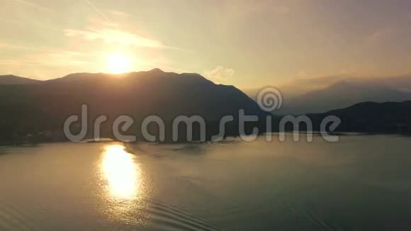 日落湖鸟瞰视频的预览图