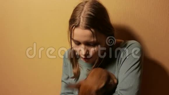 微笑的少女与她的小玩具狗狗玩4KUHD视频的预览图